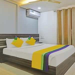 OYO 81617 Purple Suites